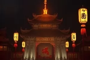 萤火修理铺横版画面：堆满零件的工作台与玻璃罐里的萤火