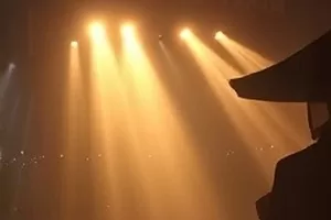 纸鸢与旧信横版剧照：风筝掠过旧屋屋檐